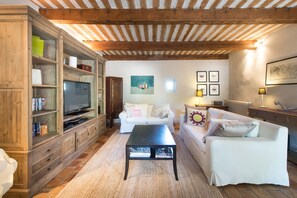 Een televisie, een open haard, een dvd-speler en tafelvoetbal