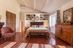 6 عدّة غرف نوم ومكواة/لوح كي وخدمة الإنترنت وملاءات أسرّة