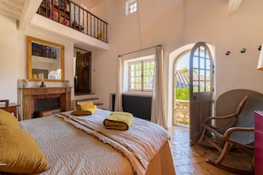 6 habitaciones, tabla de planchar con plancha y acceso a internet 
