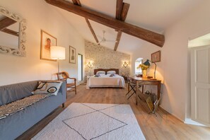6 bedrooms, iron/ironing board, Internet, bed sheets