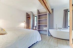 6 habitaciones, tabla de planchar con plancha, wifi y ropa de cama 