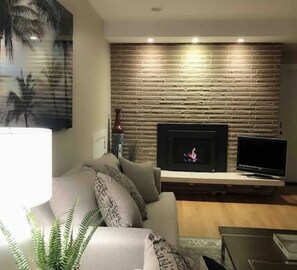Smart TV, fireplace