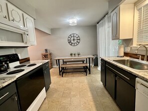 冰箱、微波炉、烤箱、炉灶