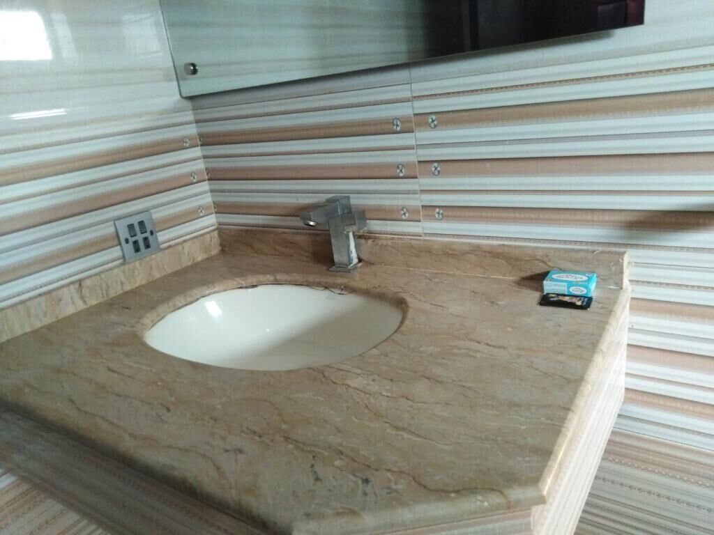 standard double room | bathroom | shower, free toiletries, towels