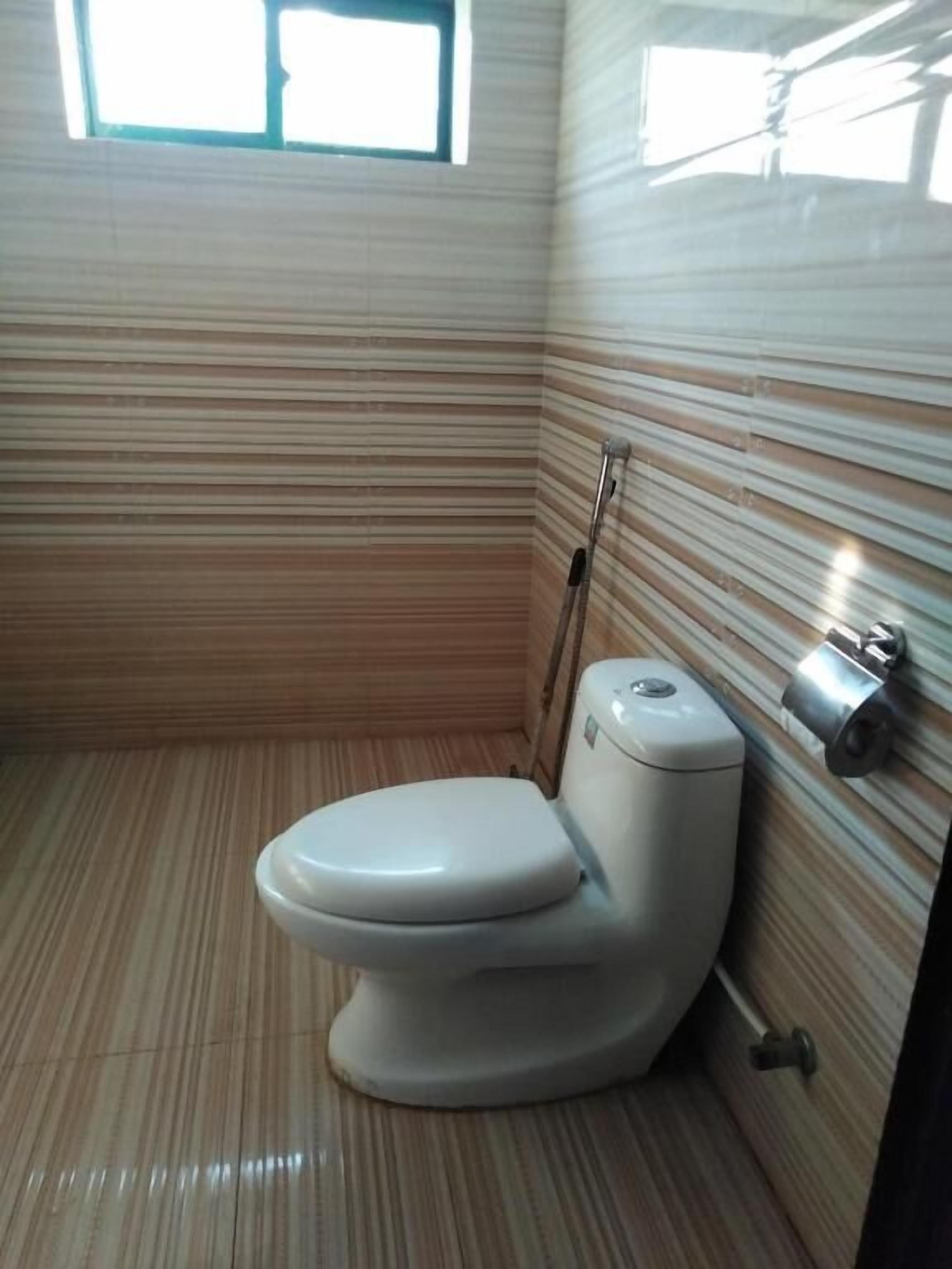 standard double room | bathroom | shower, free toiletries, towels