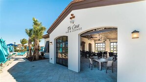 Een bar en lounge met terras en parasols.