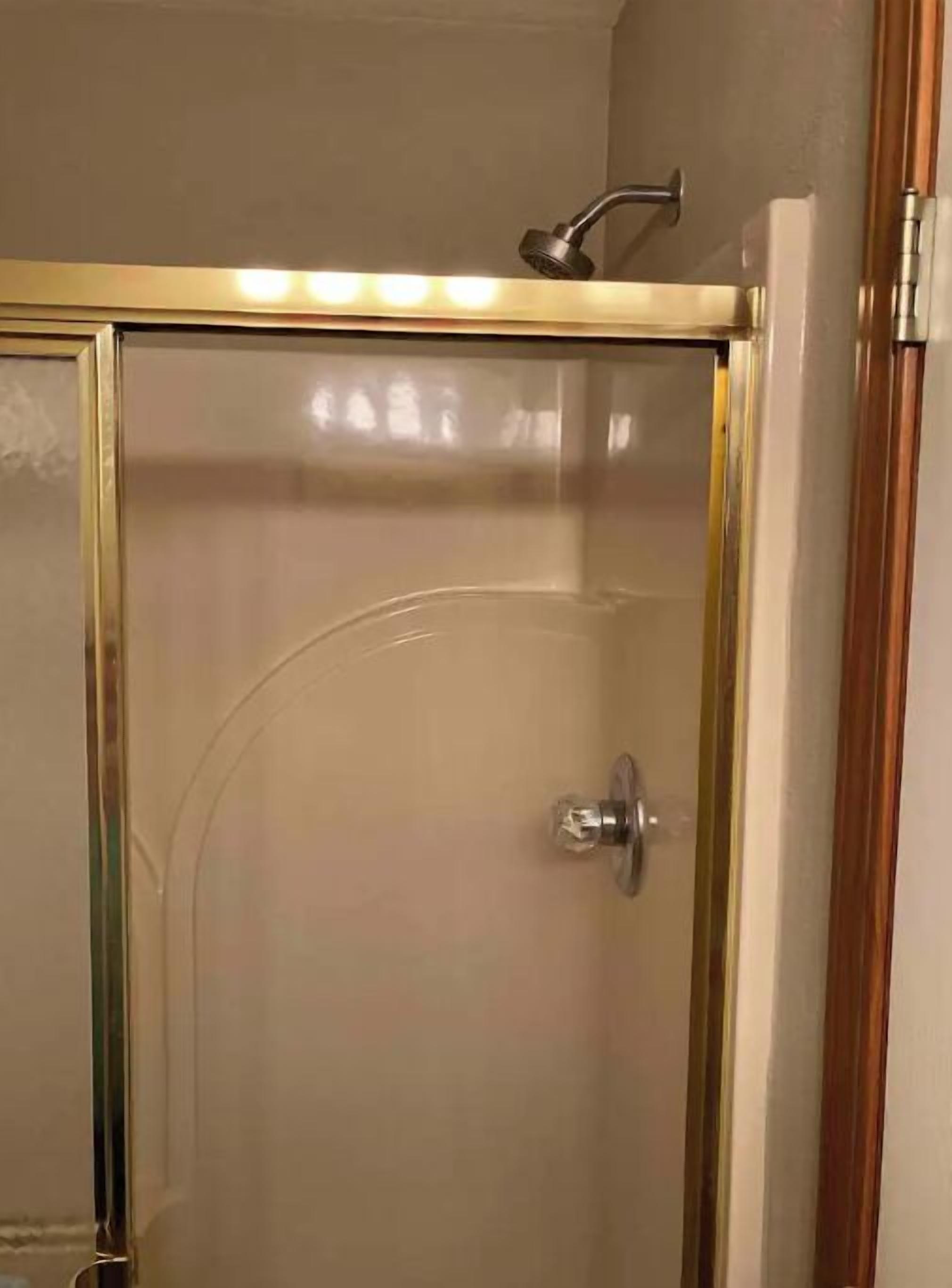 Suihku, hiustenkuivaaja, pyyhkeet, saippua