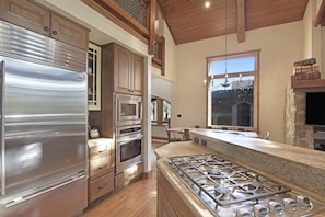 Fridge, microwave, oven, stovetop - Stone Gate 1:  Pet Friendly, Beautiful Home, on Si (Mammoth Lakes)