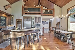 冷蔵庫、電子レンジ、オーブン、コンロ