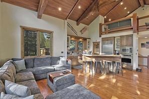 TV, fireplace - Stone Gate 1:  Pet Friendly, Beautiful Home, on Si (Mammoth Lakes)