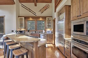 冷蔵庫、電子レンジ、オーブン、コンロ