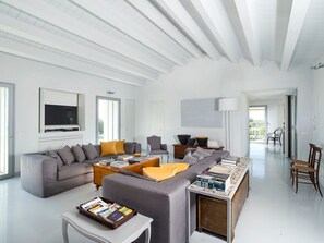 Fernseher, DVD-Player, Stereoanlage