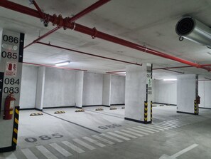 Parkplätze auf dem Gelände