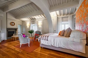 6 bedrooms, iron/ironing board, internet, bed sheets