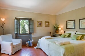 6 bedrooms, iron/ironing board, WiFi, bed sheets