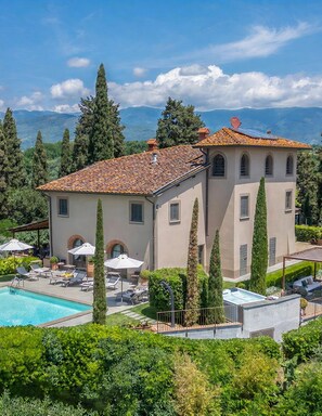 A villa with a swimming pool, outdoor seating, and a view of mountains. - Villa Fratini - Six Bedroom Villa, Sleeps 12 (Terranuova Bracciolini)