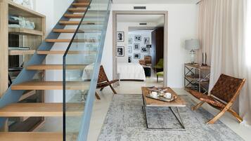 5 bedrooms, iron/ironing board, free internet, bed sheets