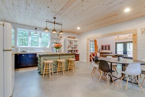Dining - Paddle Creek Retreat!  Reservations Include 2 Indoor PICKLEBALL Courts! (Bon Aqua)