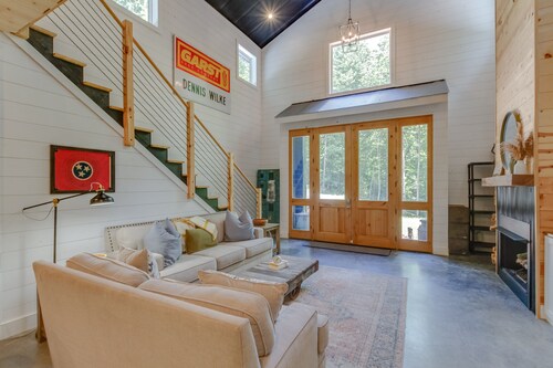 Paddle Creek Retreat!  Reservations Include 2 Indoor PICKLEBALL Courts!