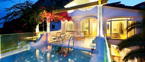 An infinity pool, sun loungers