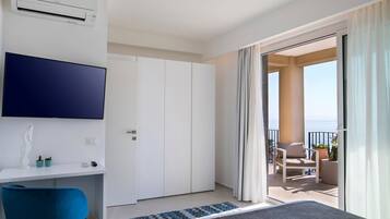 4 bedrooms, iron/ironing board, free internet, bed sheets