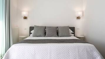 4 bedrooms, iron/ironing board, free Internet, bed sheets