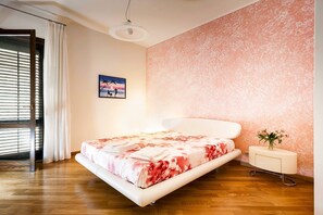 3 habitaciones, tabla de planchar con plancha, wifi y ropa de cama 