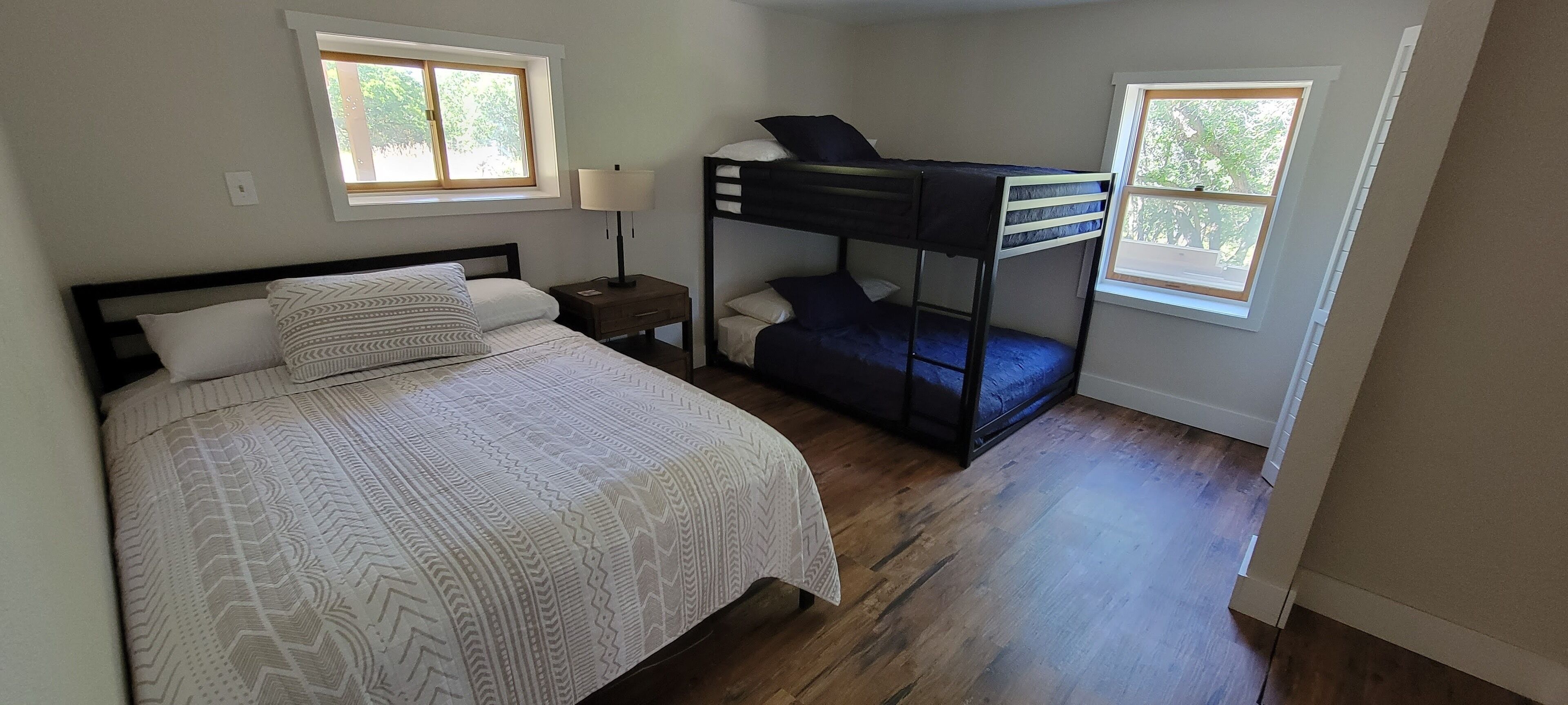 2 間睡房、書桌、可攜式嬰兒床、Wi-Fi