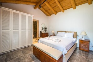 4 bedrooms, iron/ironing board, internet, bed sheets