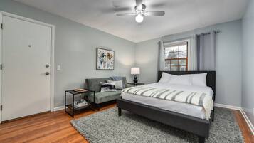 2 slaapkamers, een bureau, een strijkplank/strijkijzer, gratis wifi