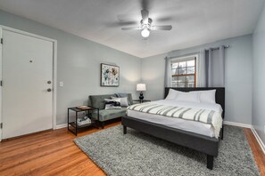 2 makuuhuonetta, työpöytä, silitysrauta/-lauta, ilmainen Wi-Fi