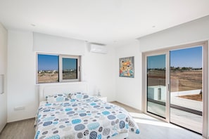 6 bedrooms, iron/ironing board, free Internet, bed sheets