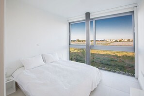 3 chambres, fer et planche à repasser, Wi-Fi, draps fournis