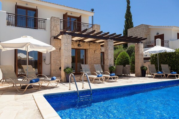 Beheizter Pool, Liegestühle