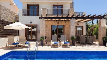 Uppvärmd pool och solstolar