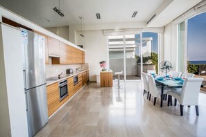 Lave-vaisselle, chaise haute, tables à manger