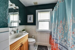 Tina con regadera, secadora de cabello, toallas, jabón 