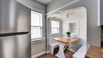 2 makuuhuonetta, työpöytä, silitysrauta/-lauta, ilmainen Wi-Fi