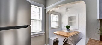 Historic District 2BR on 1st Floor near Cleveland Clinic ~ Family Friendly ~Safe