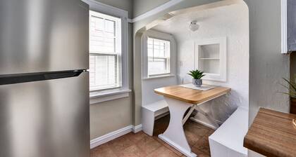 Historic District 2BR on 1st Floor near Cleveland Clinic ~ Family Friendly ~Safe