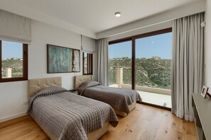 3 habitaciones, tabla de planchar con plancha y cuna de viaje