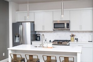 ثلاجة، ميكروويف، فرن، موقد طهي مسطح