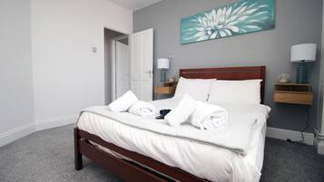 Apartment | 2 bedrooms, iron/ironing board, free WiFi, bed sheets