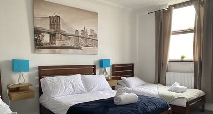 Modern 2 Bedroom Flat in Robert st, Swansea