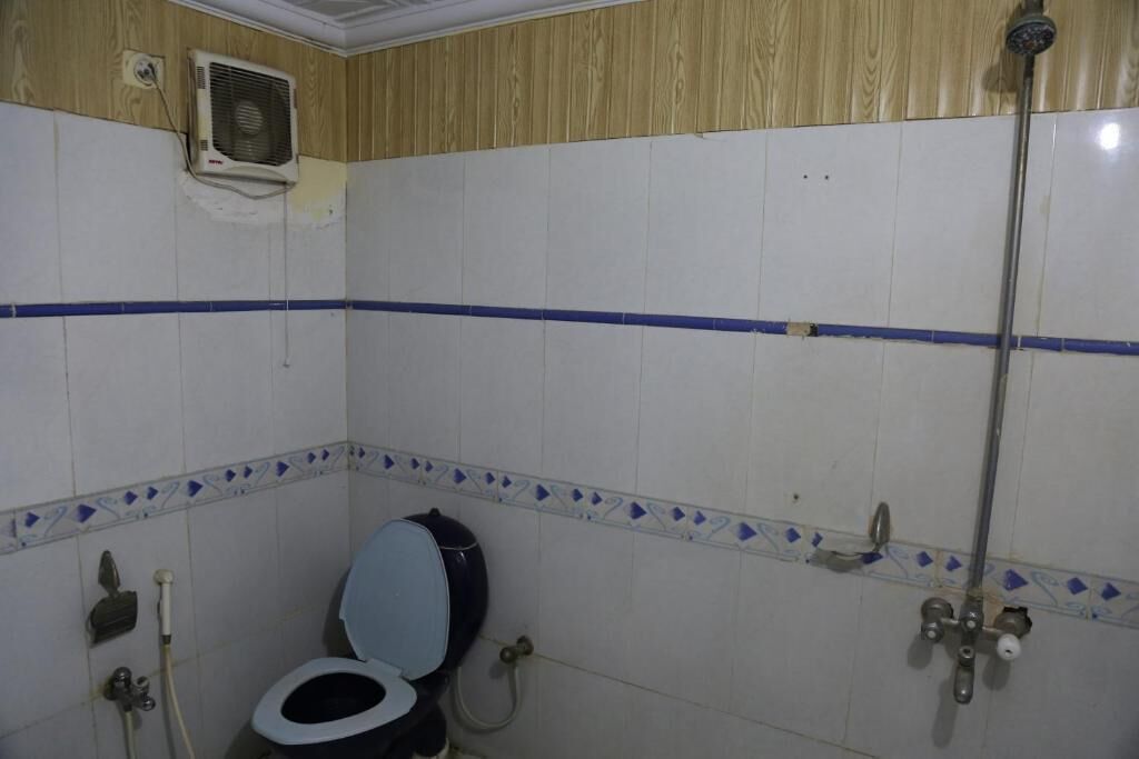 shower, free toiletries, towels