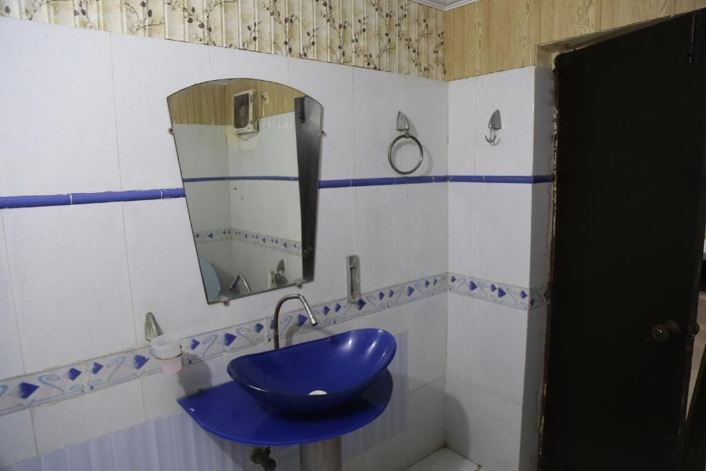 shower, free toiletries, towels