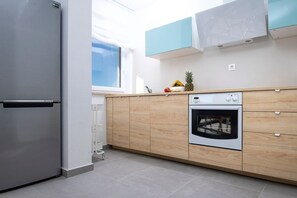 Een vaatwasser, een kinderstoel