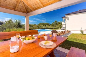 Outdoor dining - Villa Gata - Four Bedroom Villa, Sleeps 8 (Zakucac)