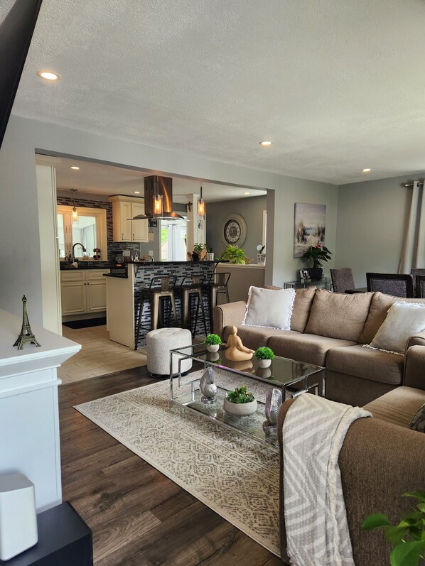 Smart TV, fireplace, stereo