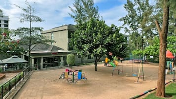 Lasten leikkialue ulkona